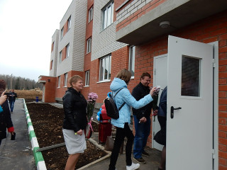 в городе Вязьма завершилось строительство двух многоквартирных домов, в которые из аварийного жилищного фонда переедут 165 человек - фото - 1