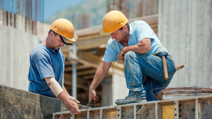 установлен среднемесячный размер оплаты труда рабочего первого разряда, занятого в строительной отрасли - фото - 1